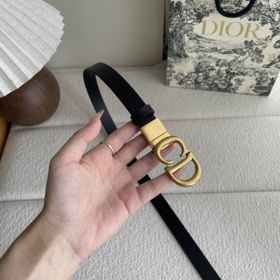 Dior's saddle belt is a classic accessory. Reinterpreted in grained cowhide leat