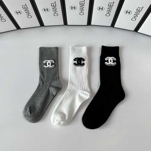 Special Packaging Chanel New Classic Mid-Length Socks with Accessories! Three pa