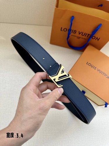 This 3.4-width LV Aerogram reversible belt features a matte LV Aerogram buckle i