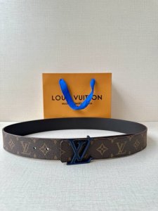4.0 Wide LV Optic Reversible Belt focuses on the classic Monogram pattern: one s