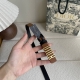 This Dior belt is reversible and has a removable buckle. Crafted from smooth cow