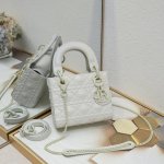 Lady D.Ior Mini 17cm M3002 White Dimensions: 17 x 15 x 7 cm. This Lady handbag e