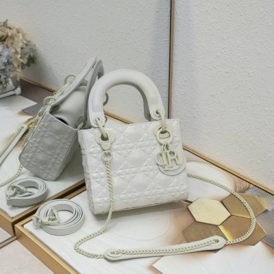 Lady D.Ior Mini 17cm M3002 White Dimensions: 17 x 15 x 7 cm. This Lady handbag e