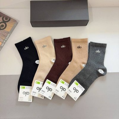 Comes with packaging. One box contains 5 pairs of Alo high-quality new trendy d