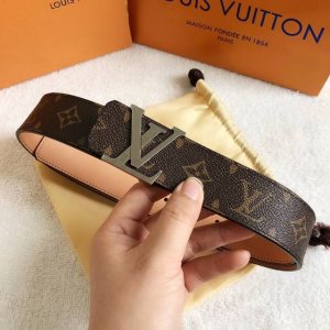 Comes with a complete set of Louis Vuitton gift box packaging. Real photos of L