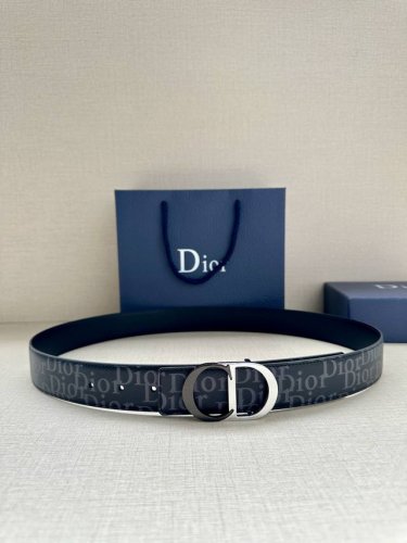 This 35mm reversible belt combines elegance with modern style. It features a dou