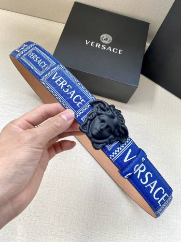 Width 4.0cm. This Versace Palazzo belt is crafted from cowhide leather and featu