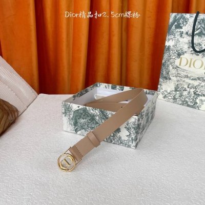 Dior's belt is meticulously crafted from smooth cowhide leather and features a s