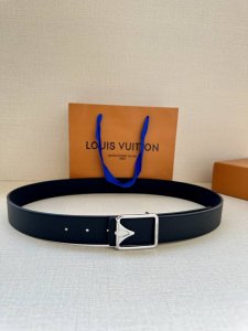 3.4 wide Lv Trunk double-sided leather belt features a modern design that adds e