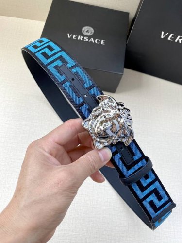Width 3.8cm Versace This satin belt is very casual in style and features the ico