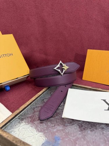 Lv Flowergram 30Mm belt boasts an exquisite design, combining versatility with a