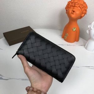 Bv Bottega Veneta wallet is made of imported waxed cowhide, purely hand-woven le