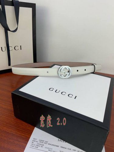 GUCCI This slim belt is made of shaved small-grain cowhide leather and features