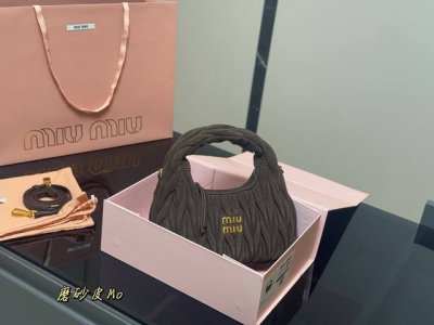 Frosted leather with folding boxSize: 20*11cm The Miumiu bowling bag is just the