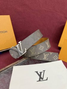 Monogram Surplus coated canvas strap, Lv Initials Monogram Surplus 40Mm. The st
