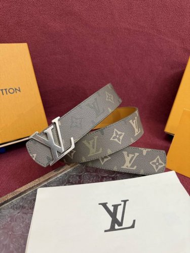 Monogram Surplus coated canvas strap, Lv Initials Monogram Surplus 40Mm. The st