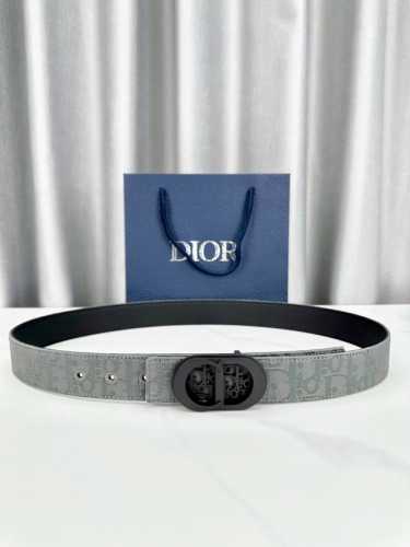 Width 3.5cm This Dior 35mm reversible belt combines elegant sophistication with