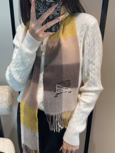 Family perk is here!! Burberry high-end heavyweight men's scarf! Highly recommen