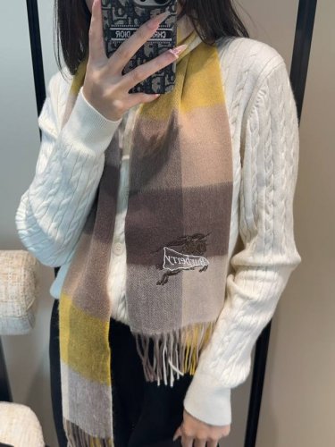 Family perk is here!! Burberry high-end heavyweight men's scarf! Highly recommen