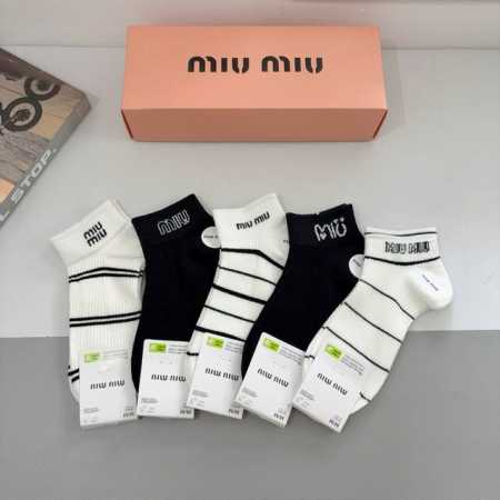 Packaged with 5 pairs Miumiu new trendy short boat socks, made of pure cotton, - Click Image to Close