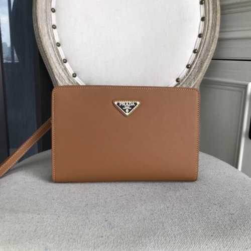 The latest hot-selling Prada stainless steel combination lock clutch is now ship