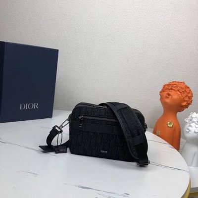 The highest version on the market, welcome to compare Sapphire Messenger Bag Bla