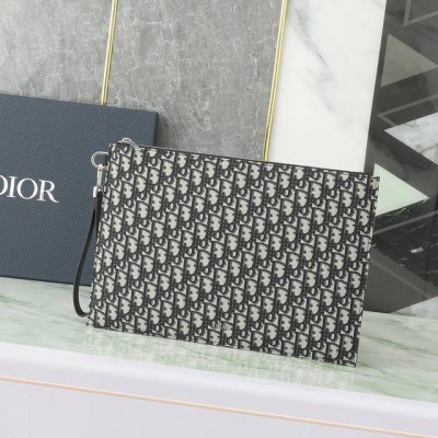 A4 Clutch Beige and Black Oblique Print Reference: 2Esca491Yse Ho5E This A4 clut