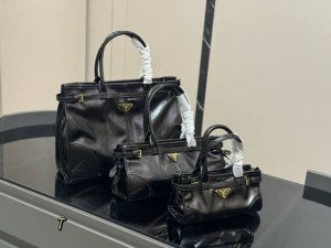 Size: 38cm 32cm 24cm Prada suede Soft Lux You can't miss this underarm bag The c