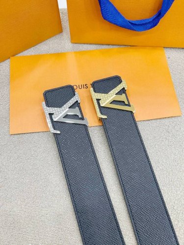 - Comes with Louis Vuitton's exclusive packaging. High-end quality. Synchronize