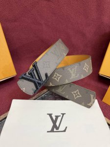 Monogram Surplus coated canvas strap, Lv Initials Monogram Surplus 40Mm. The st