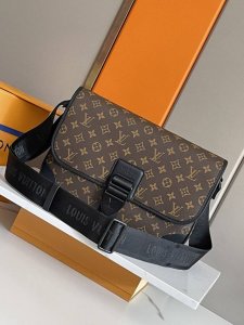 Original, premium design with all-steel hardware. This Archy Medium Messenger B