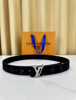 3.4cm monogram leather belt, featuring the classic LV monogram and diamond patt