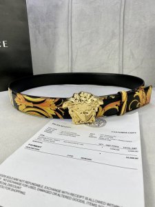 Width 4.0cm Versace This Palazzo belt is made of cowhide leather and decorated w