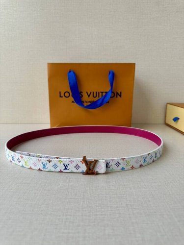 This 2.0 wide Lv Iconic double-sided belt is a brand-new design with a central L