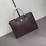 The latest hot-selling Lv briefcase from the top-tier counter, high-end, and fie
