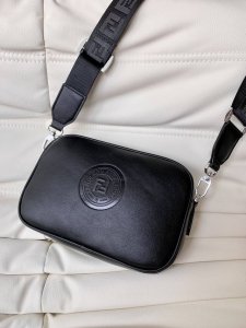 Fendi Pouch Fendi men's camera bag is a super hit! Crafted from top-grain Nappa