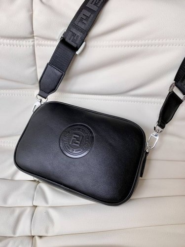 Fendi Pouch Fendi men's camera bag is a super hit! Crafted from top-grain Nappa