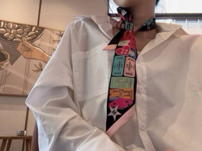 Chanel Twilly scarf is here, Chanel is truly cute, everyone has three of them,