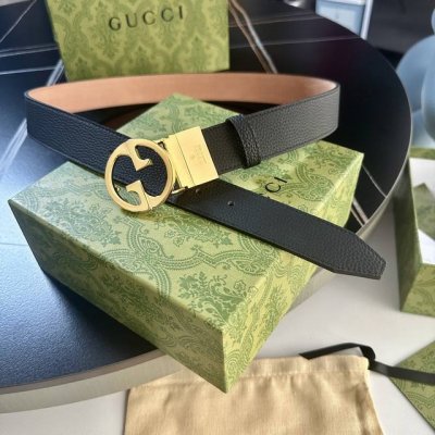 GUCCI 35mm Width Men's Belt. This stylish belt is crafted from black pebbled lea