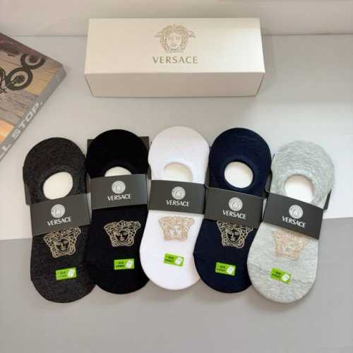 Comes in a box of five pairs of Versace men's boat socks. A must-have for trend