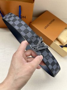 This Lv Initiales double-sided belt focuses on the brand's classic Damier check