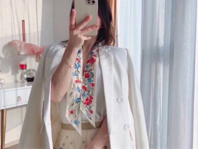 Dior Dior floral latest double-layer headband. It really looks better the more y