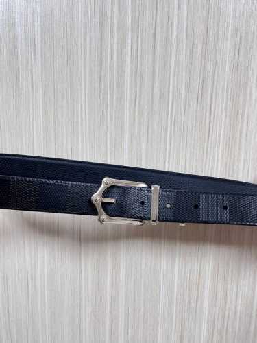 This season's new Frog reversible belt combines modern elements with elegant de