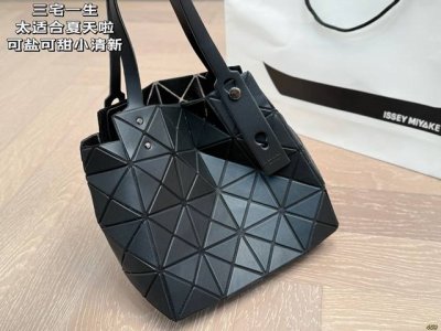 Issey Miyake handbag is very fashionable no matter what you wear. Size: 22 27 D