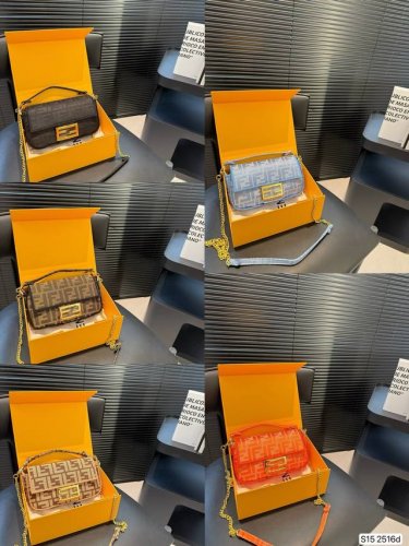 Comes with a foldable case. This new Fendi baguette bag, worn under the arm, ex