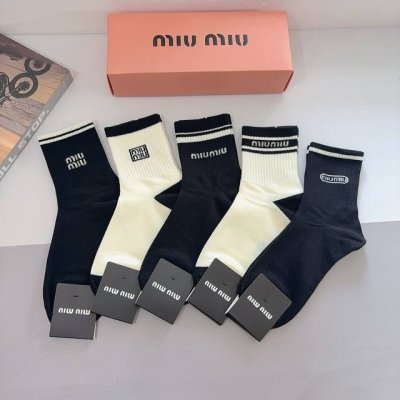 Packaged with 5 pairs of Miumiu men's mid-calf socks, made of pure cotton, a mu