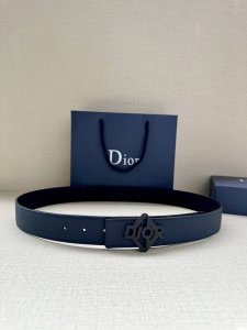 Width 3.5cm. This 35mm reversible belt combines elegant style with modern flair.