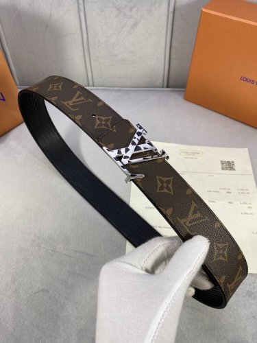 4.0 width This double-sided belt features the iconic Lv Initiales buckle and is