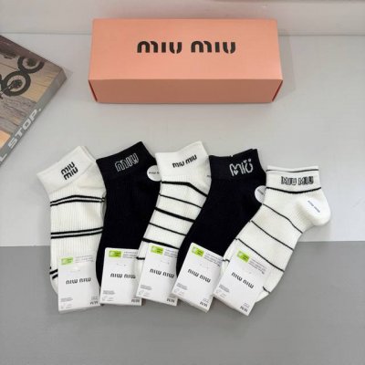 Packaged with 5 pairs Miumiu new trendy short boat socks, made of pure cotton,