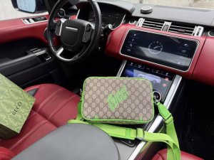 A new high-end "Gucci" shoulder bag. This Gucci messenger bag features a classic